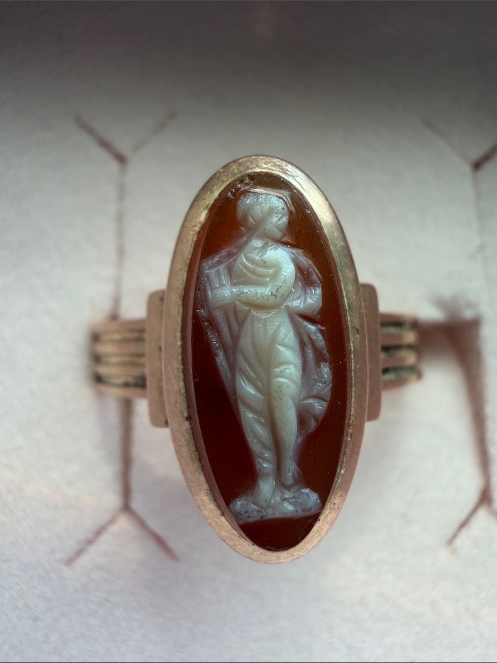 14k gold Cameo Ring with White Cameo Figure - Picture 5 of 5